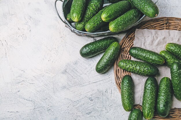 Muchos pepinos verdes en la mesa