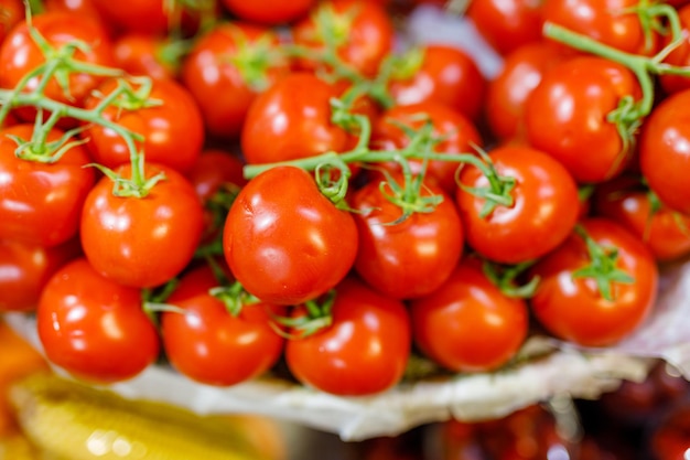 Muchos de pequeño tomate rojo turco