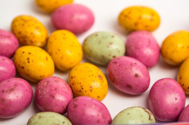 Muchos pequeños huevos de Pascua