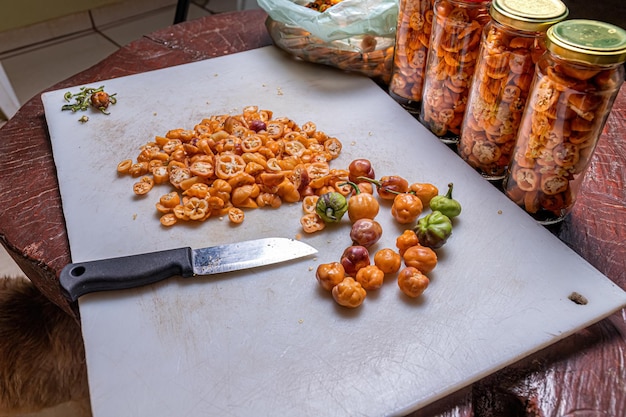 Muchos pimientos amarillos de frutas pequeñas