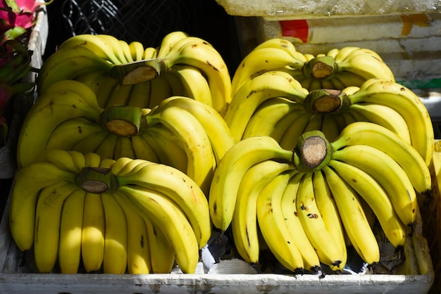 Muchos plátanos maduros en el mercado Vinh Hai de Nha Trang Vietnam