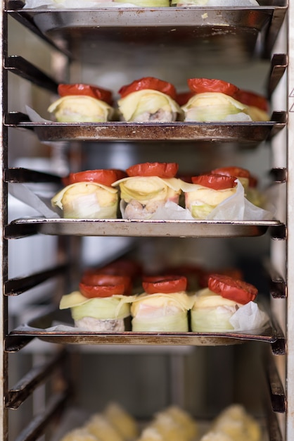 Muchos platos de aperitivos preparados en la cocina comercial, para un evento, enfoque selectivo