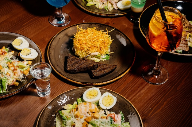 Muchos platos deliciosos diferentes sobre la mesa.