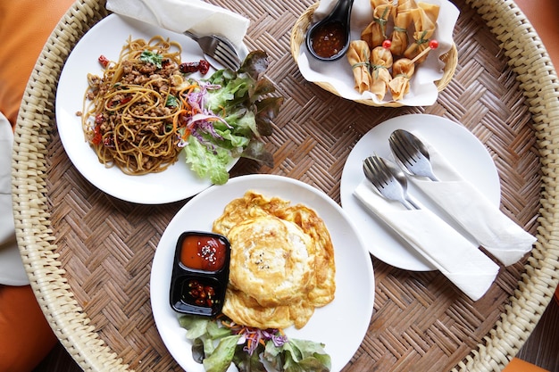 Muchos platos en una especie de utensilio de madera en el norte de Tailandia en el almuerzo.