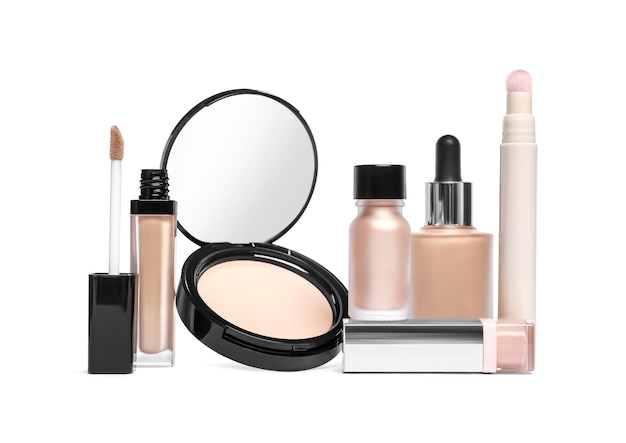 Muchos productos de maquillaje diferentes aislados en blanco