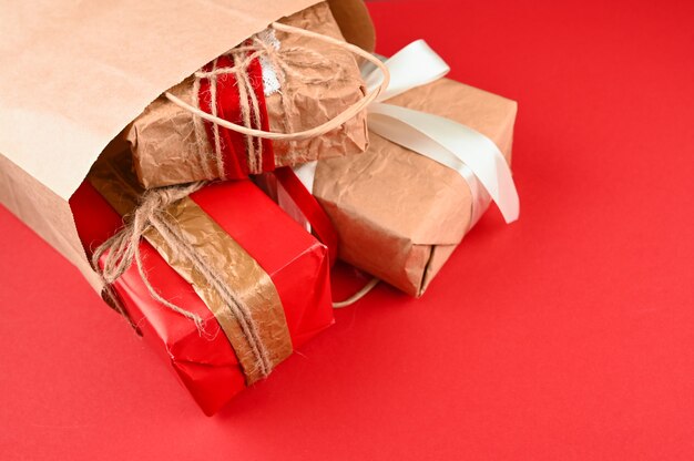 Muchos regalos caen de una bolsa de papel.