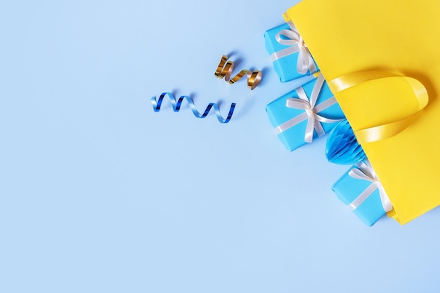 Muchos regalos para el concepto de vacaciones Cajas de regalo de vacaciones con lazos en una bolsa de regalo sobre un fondo de color