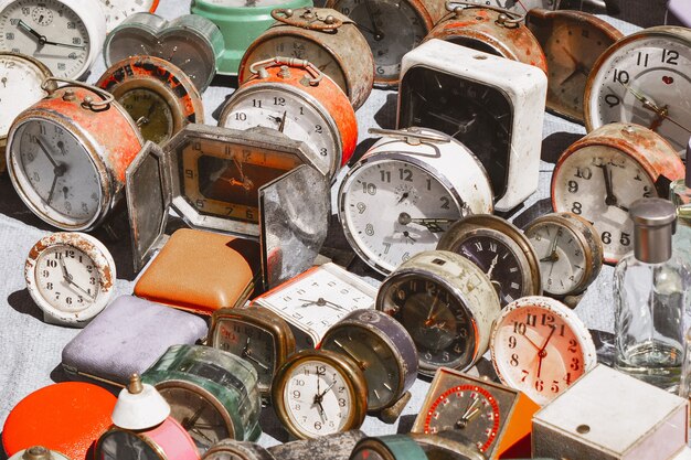 Muchos relojes antiguos en un mercado de pulgas.