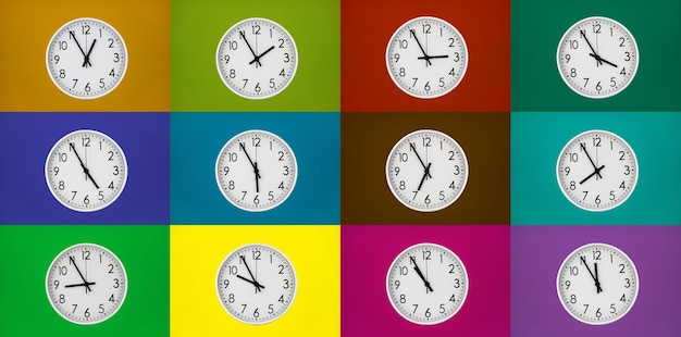 Muchos relojes redondos que muestran diferentes tiempos en fondos de color