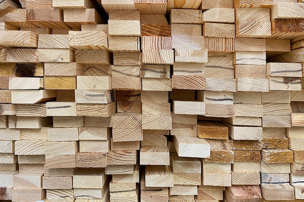 Muchos tableros de madera están apilados Madera para la construcción