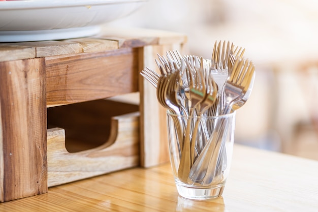 Muchos tenedores se colocan con En el vidrio en la decoración de la mesa de comedor