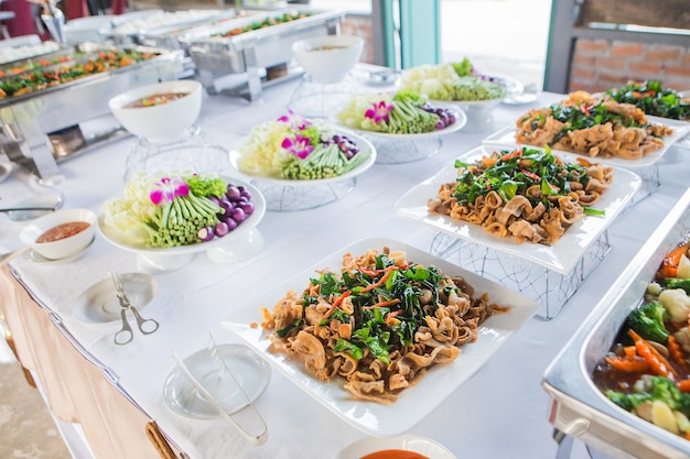 Muchos tipos de comida tailandesa en fiesta