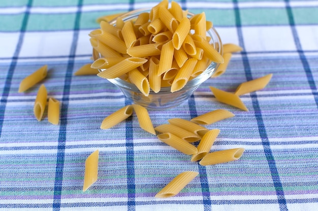 Muchos tipos de pastas diferentes se establecen exactamente sobre un fondo azul.