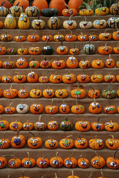 muchos tipos de personajes y caras de calabazas