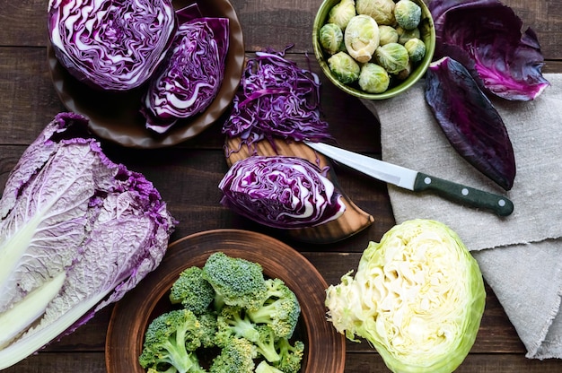 Muchos tipos de repollo: rojo, brócoli, coles de Bruselas, repollo blanco