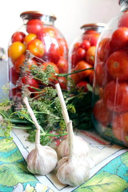 Muchos tomates en frascos preparados para su conservación