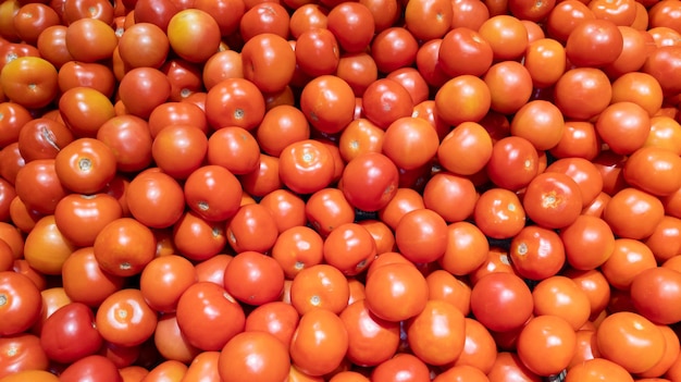 Muchos tomates rojos en el mercado de alimentos orgánicos de fondo natural