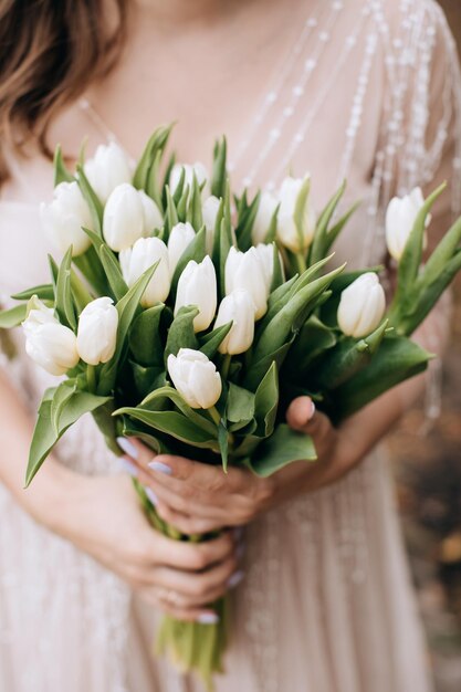 Muchos tulipanes blancos en manos de la novia Un regalo maravilloso