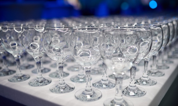 Muchos vasos vacíos de vino y cócteles sobre la mesa. Foto de alta calidad
