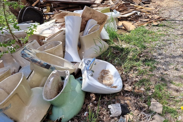 Muchos viejos inodoros de cerámica abandonados wc fregadero