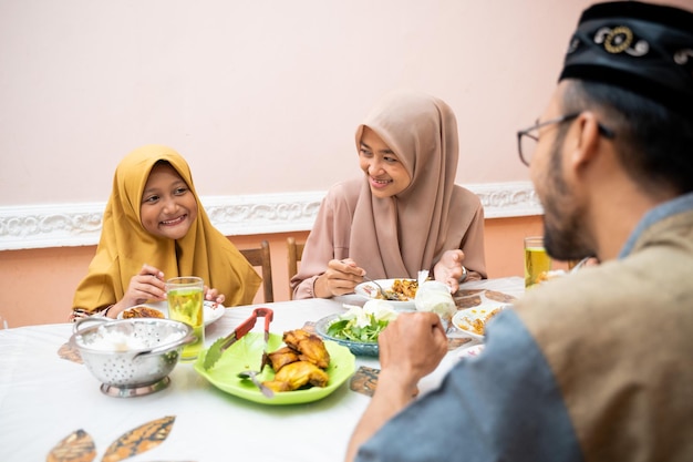 Muçulmano asiático comendo iftar em sua casa