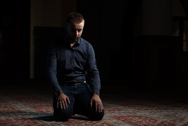 Muçulmano rezando na mesquita