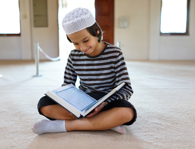 Foto muçulmanos árabes que lêem koran na mesquita