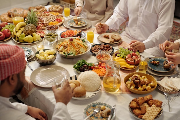 Muçulmanos irreconhecíveis a ter um jantar festivo.