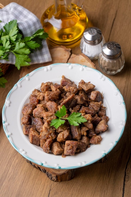 Muçulmanos Sacrifício Tradicional Comida de férias cordeiro Carne assada turca em panela de cobre no tampo da mesa Turco Kavurma Nome turco Kurban kavurma