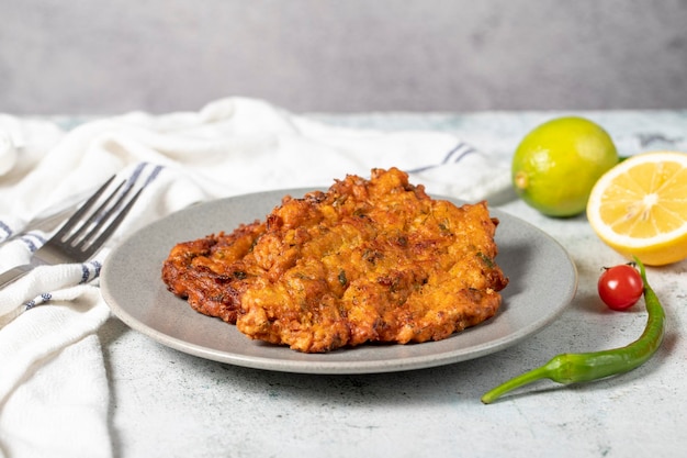 Mucver en el fondo gris cena frita hecha de calabaza