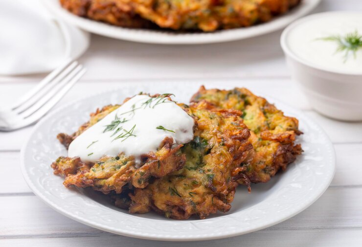Foto mucver traditionelle türkische zucchini mucver mucver ist ein türkischer fritter oder pfannkuchen aus geriebenen zucchini