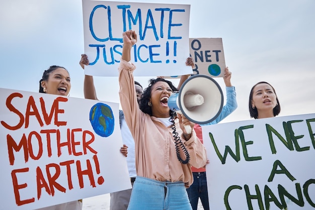 Mudança climática de mulher negra e protesto de megafone com multidão protestando pelo meio ambiente e mudança Salve o ativismo do grupo de sinais de terra e pessoas furiosas gritando no megafone para parar a poluição do planeta