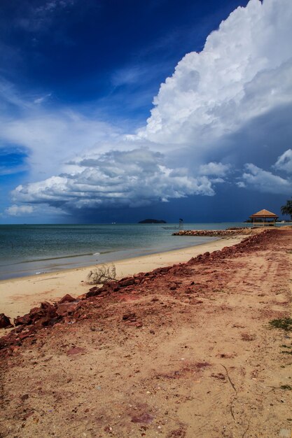 Mudança climática tempestuosa do céu da praia no turismo.