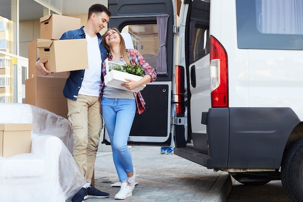 Mudança de casa jovem casal feliz