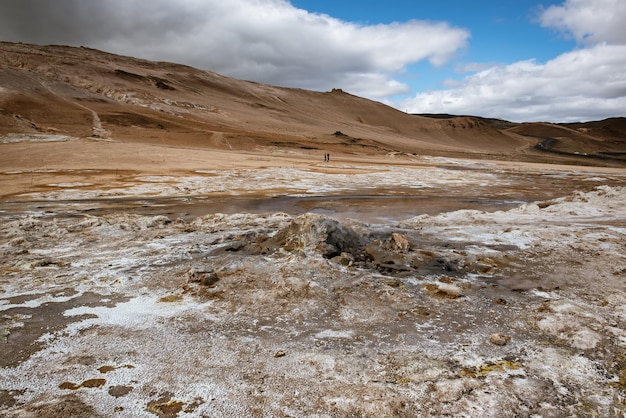 Mudpots en el área geotérmica Hverir Islandia El área alrededor del lodo hirviendo es multicolor y agrietada