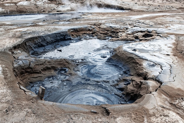 Mudpots en el área geotérmica Hverir Islandia El área alrededor del lodo hirviendo es multicolor y agrietada