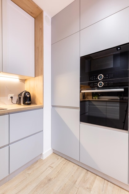 Muebles de cocina en un pequeño apartamento moderno.