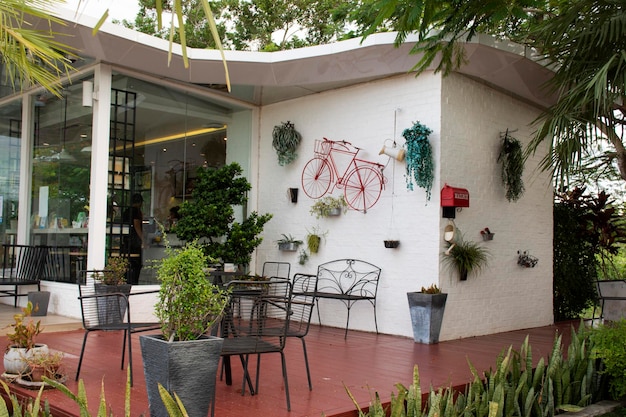 Muebles de diseño y decoración exterior en la terraza al aire libre de la cafetería en Narathiwas Tailandia