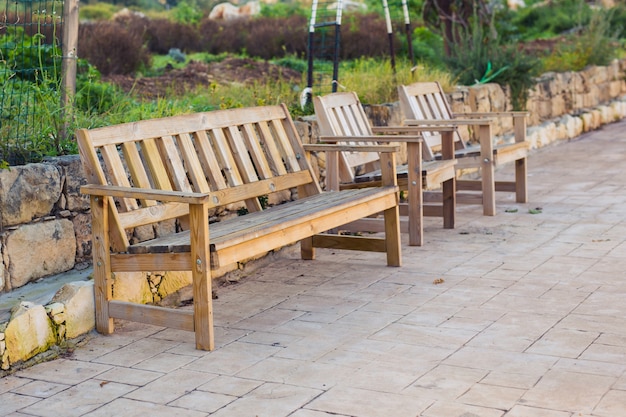 Muebles de exterior de madera. Los sillones en el jardín del hotel lo invitan a relajarse