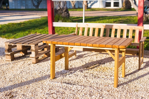 Muebles de exterior de madera. Los sillones en el jardín del hotel lo invitan a relajarse