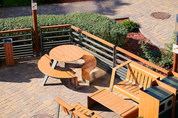 Muebles de exterior en las mesas y sillas de café de la terraza al aire libre para los visitantes.