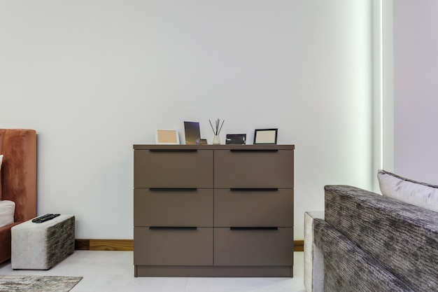 Muebles en el interior de la costosa sala de estar en apartamentos tipo estudio o piso con sofá, mesa de televisión y sillas