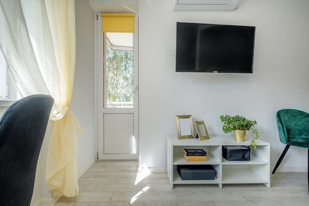 Muebles en el interior de la costosa sala de estar en apartamentos tipo estudio o piso con sofá, mesa de televisión y sillas