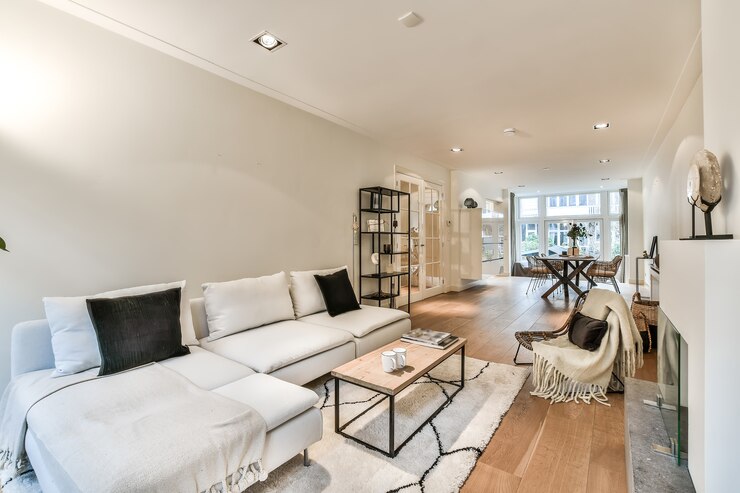 Muebles modernos en una sala de estar luminosa.