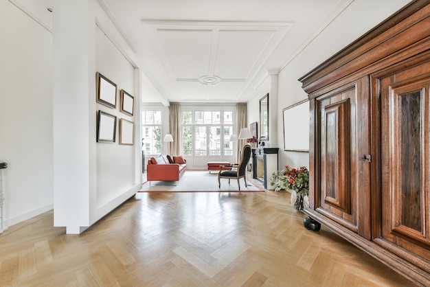 Muebles modernos en una sala de estar luminosa.