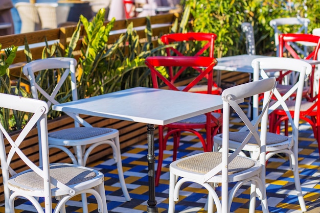 Muebles de restaurante al aire libre de colores sobre fondo verde