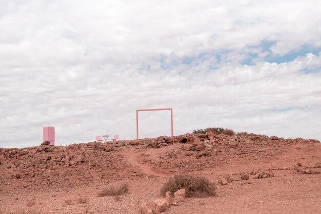 Foto los muebles rosados se encuentran en el desierto de namib con el telón de fondo de un cielo nublado