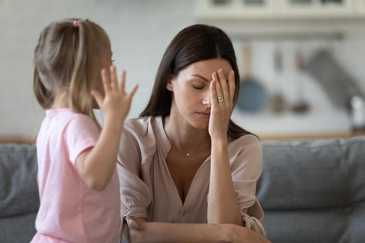Foto müde alleinerziehende mutter fühlt sich gestresst verzweifelt über schreiende, hartnäckige kindertochter wutanfälle frustrierte depressive junge erwachsene mutter genervt von ungezogenem schwierigem rebellischem kindermädchen-problemkonzept