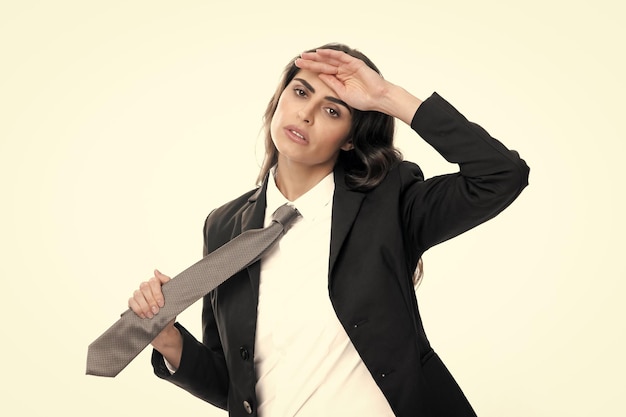 Müde Business-Frau in Anzug und Krawatte Selbstbewusste Unternehmerin Weibliche Mitarbeiterin traurige Sekretärin Portrait von attraktiven eleganten Befestigungsanzug isolated on white Background