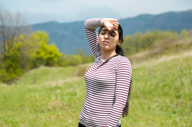 Foto müde frauenhand im kopf